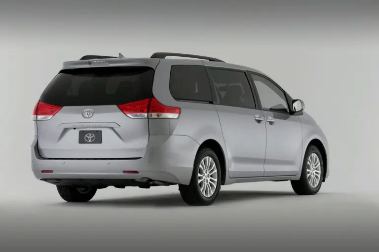 Toyota Sienna - 1