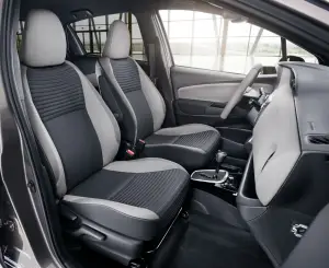 Toyota Yaris Bi-Tone e Style - 11