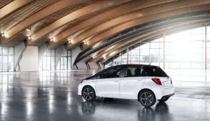 Toyota Yaris Bi-Tone e Style - 8
