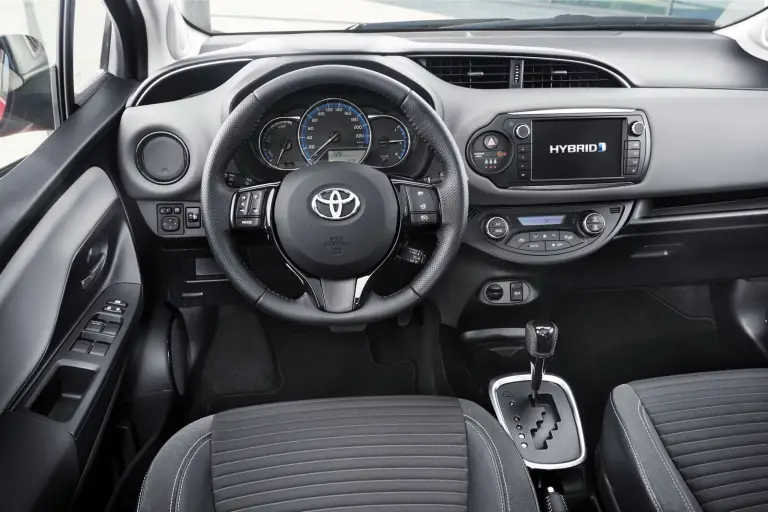 Toyota Yaris Bi-Tone e Style - 19