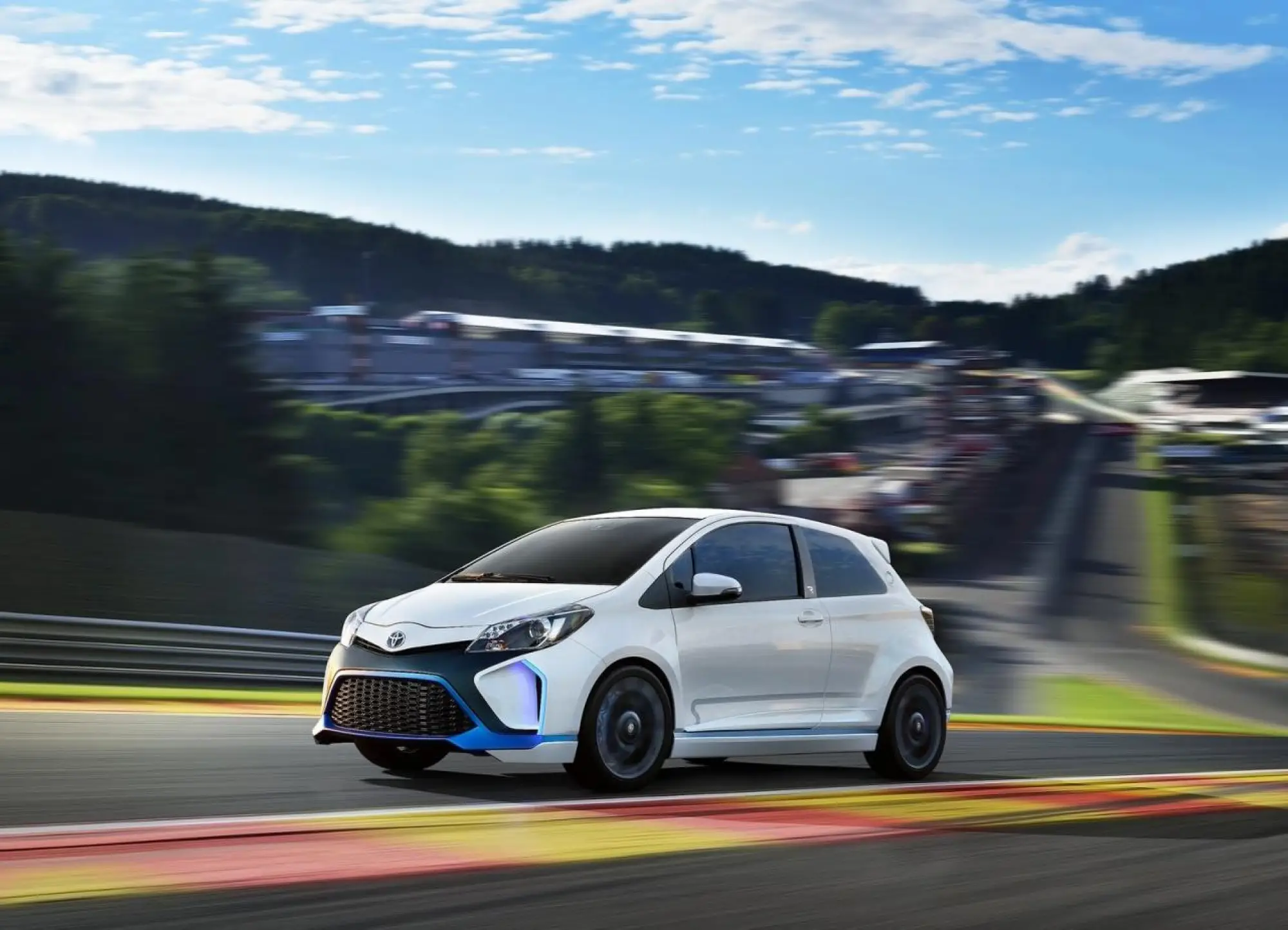 Toyota Yaris Hybrid-R - 21