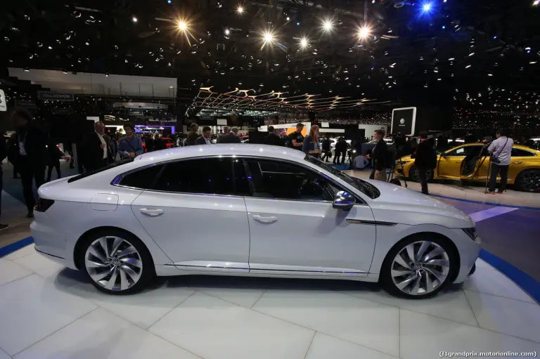 Volkswagen Arteon Foto Live - Salone di Ginevra 2017 - 1