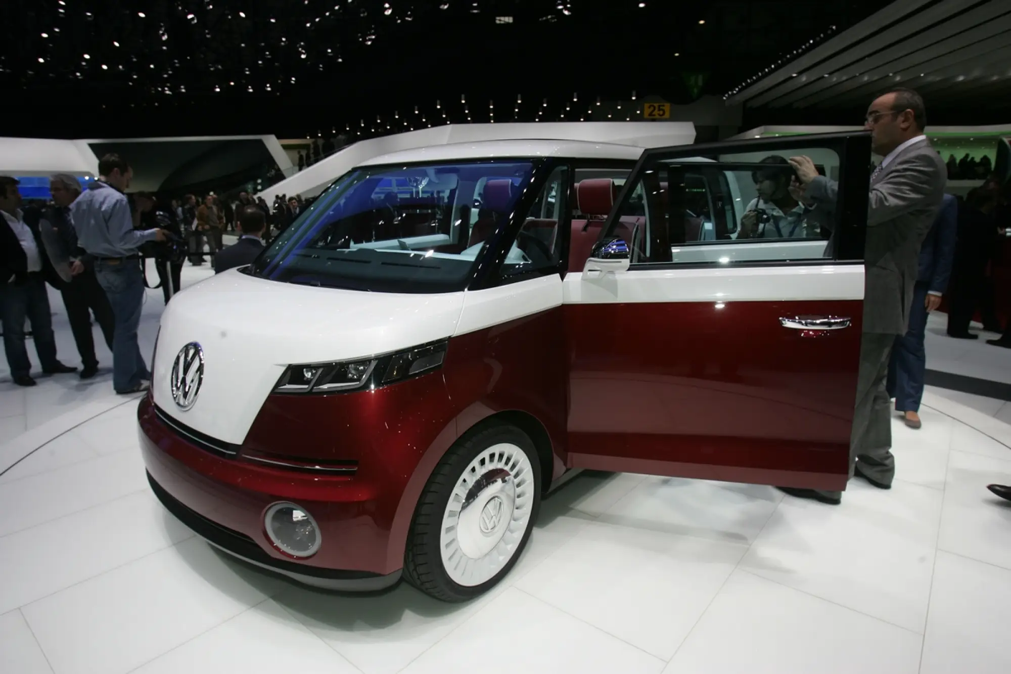 Volkswagen Bulli - Ginevra 2011 - 8