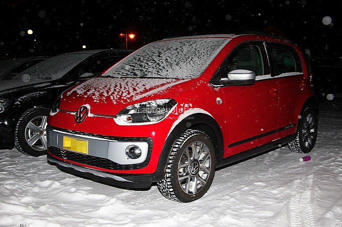 Volkswagen Cross Up! foto spia