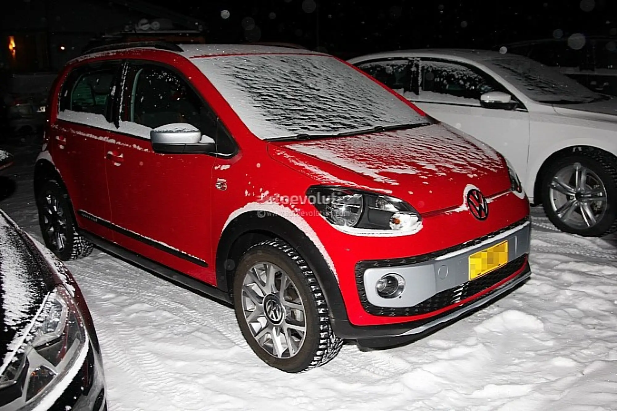 Volkswagen Cross Up! foto spia - 2