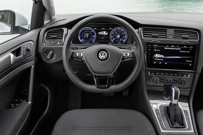 Volkswagen e-Golf, Golf GTE, Golf GTI Performance e Golf R 2017 - 15