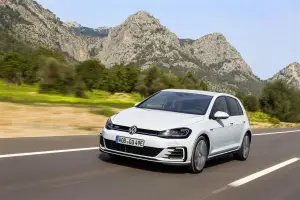 Volkswagen e-Golf, Golf GTE, Golf GTI Performance e Golf R 2017 - 23