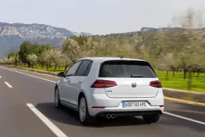 Volkswagen e-Golf, Golf GTE, Golf GTI Performance e Golf R 2017 - 24