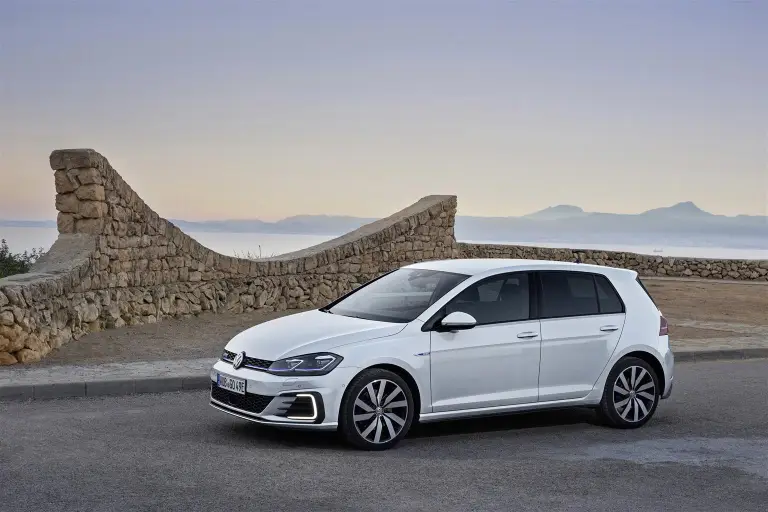 Volkswagen e-Golf, Golf GTE, Golf GTI Performance e Golf R 2017 - 26