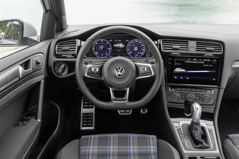 Volkswagen e-Golf, Golf GTE, Golf GTI Performance e Golf R 2017 - 33