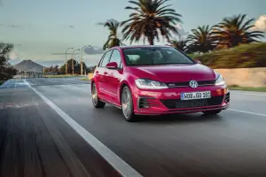 Volkswagen e-Golf, Golf GTE, Golf GTI Performance e Golf R 2017 - 39
