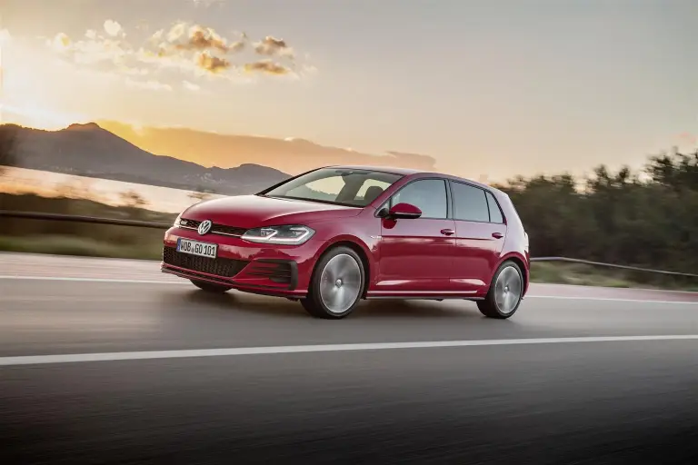 Volkswagen e-Golf, Golf GTE, Golf GTI Performance e Golf R 2017 - 41