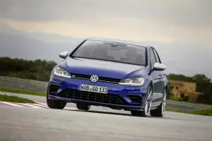 Volkswagen e-Golf, Golf GTE, Golf GTI Performance e Golf R 2017 - 55