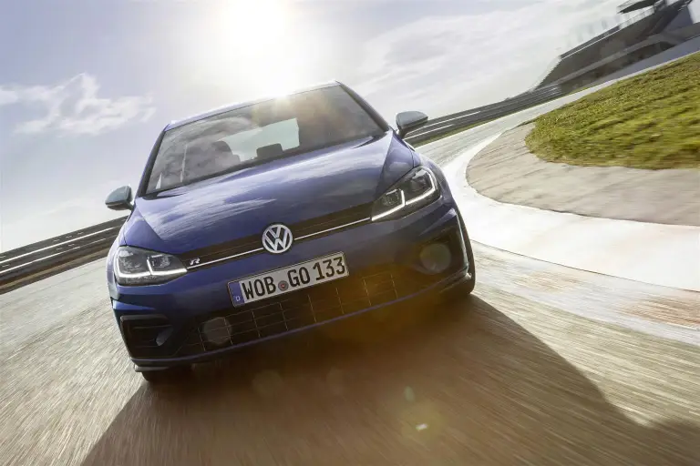 Volkswagen e-Golf, Golf GTE, Golf GTI Performance e Golf R 2017 - 57
