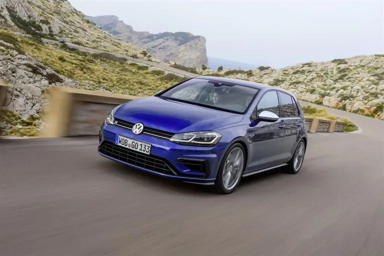 Volkswagen e-Golf, Golf GTE, Golf GTI Performance e Golf R 2017 - 59