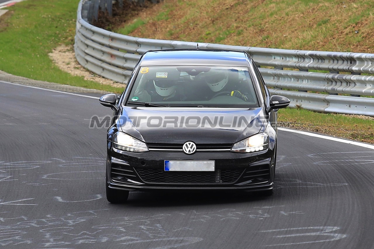 Volkswagen Golf 2019 muletto - Foto spia 17-04-2018