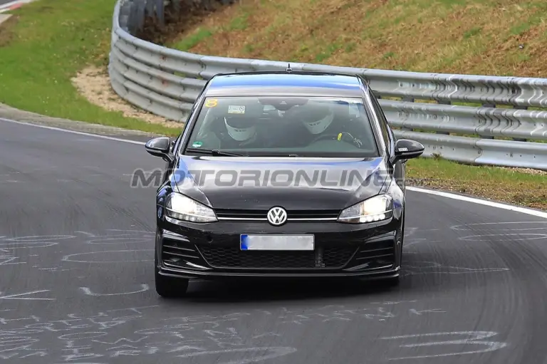 Volkswagen Golf 2019 muletto - Foto spia 17-04-2018 - 1