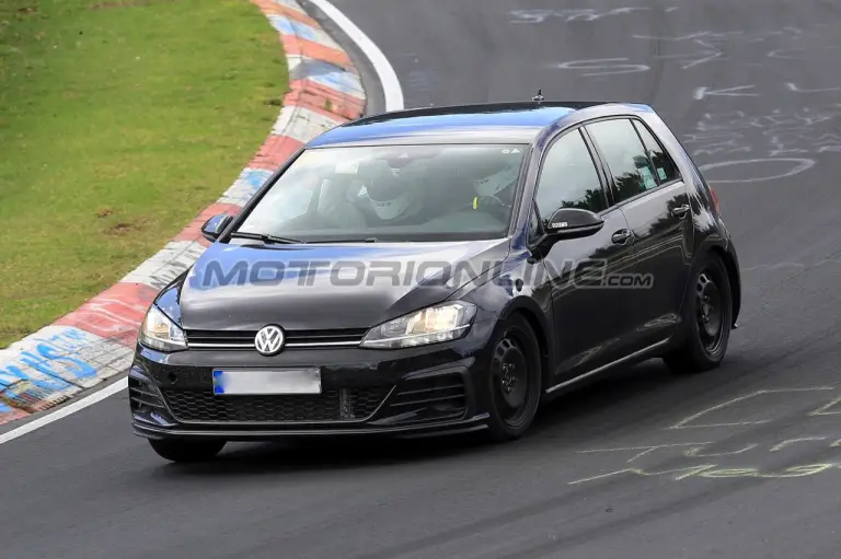 Volkswagen Golf 2019 muletto - Foto spia 17-04-2018 - 2