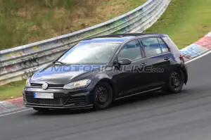 Volkswagen Golf 2019 muletto - Foto spia 17-04-2018 - 3