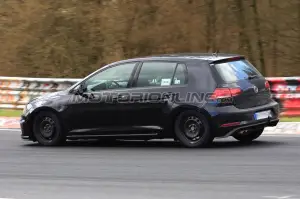 Volkswagen Golf 2019 muletto - Foto spia 17-04-2018 - 5