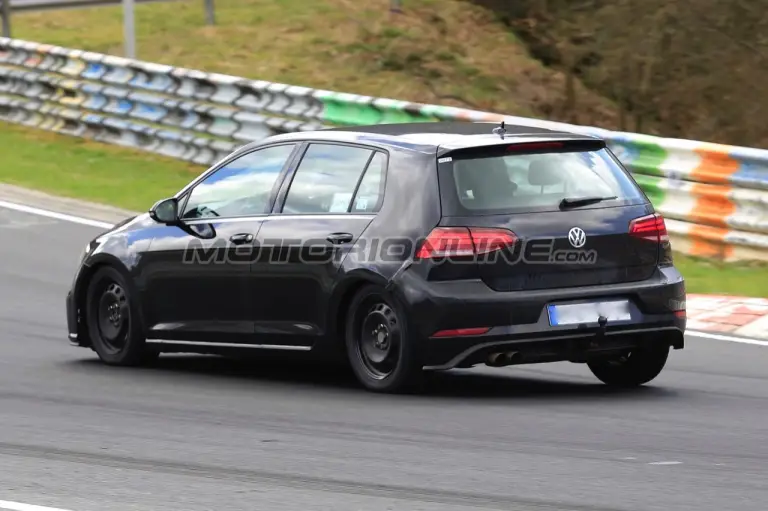 Volkswagen Golf 2019 muletto - Foto spia 17-04-2018 - 6