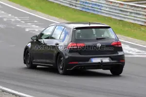 Volkswagen Golf 2019 muletto - Foto spia 17-04-2018 - 7