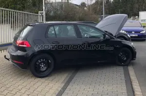 Volkswagen Golf 2019 muletto - Foto spia 17-04-2018 - 9