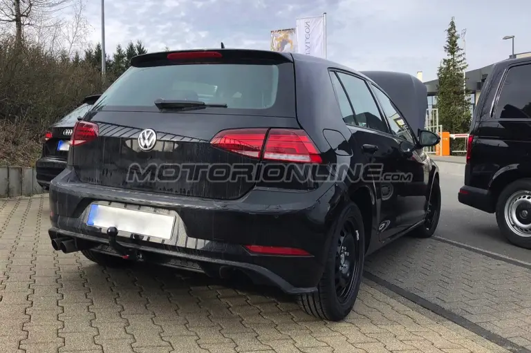 Volkswagen Golf 2019 muletto - Foto spia 17-04-2018 - 10