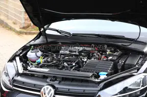 Volkswagen Golf 2019 muletto - Foto spia 17-04-2018 - 11