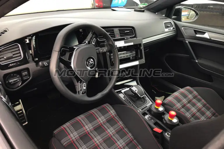 Volkswagen Golf 2019 muletto - Foto spia 17-04-2018 - 14