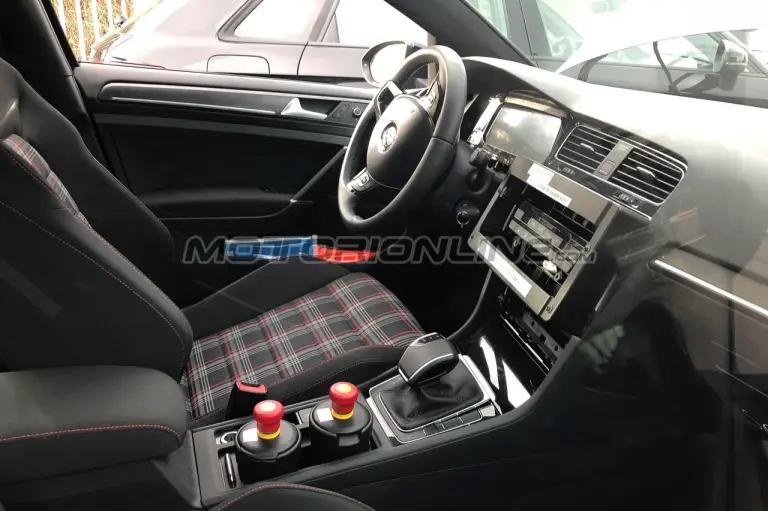 Volkswagen Golf 2019 muletto - Foto spia 17-04-2018 - 16