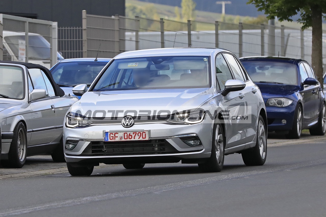 Volkswagen Golf 8 GTE - Foto spia 18-9-2019