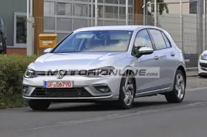 Volkswagen Golf 8 GTE - Foto spia 18-9-2019 - 3