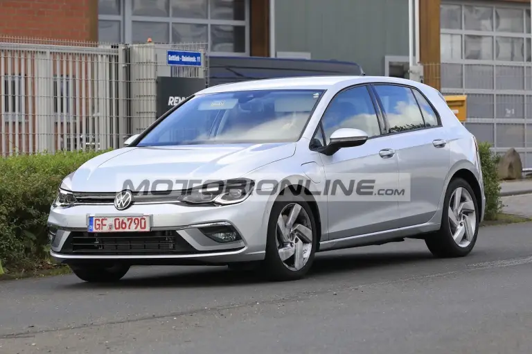 Volkswagen Golf 8 GTE - Foto spia 18-9-2019 - 4