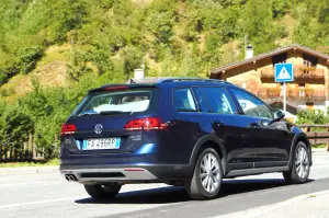 Volkswagen Golf Alltrack Prova su strada 2016