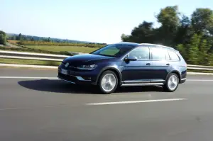 Volkswagen Golf Alltrack Prova su strada 2016