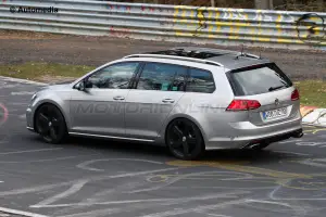 Volkswagen Golf R Station Wagon - Foto spia 28-03-2014