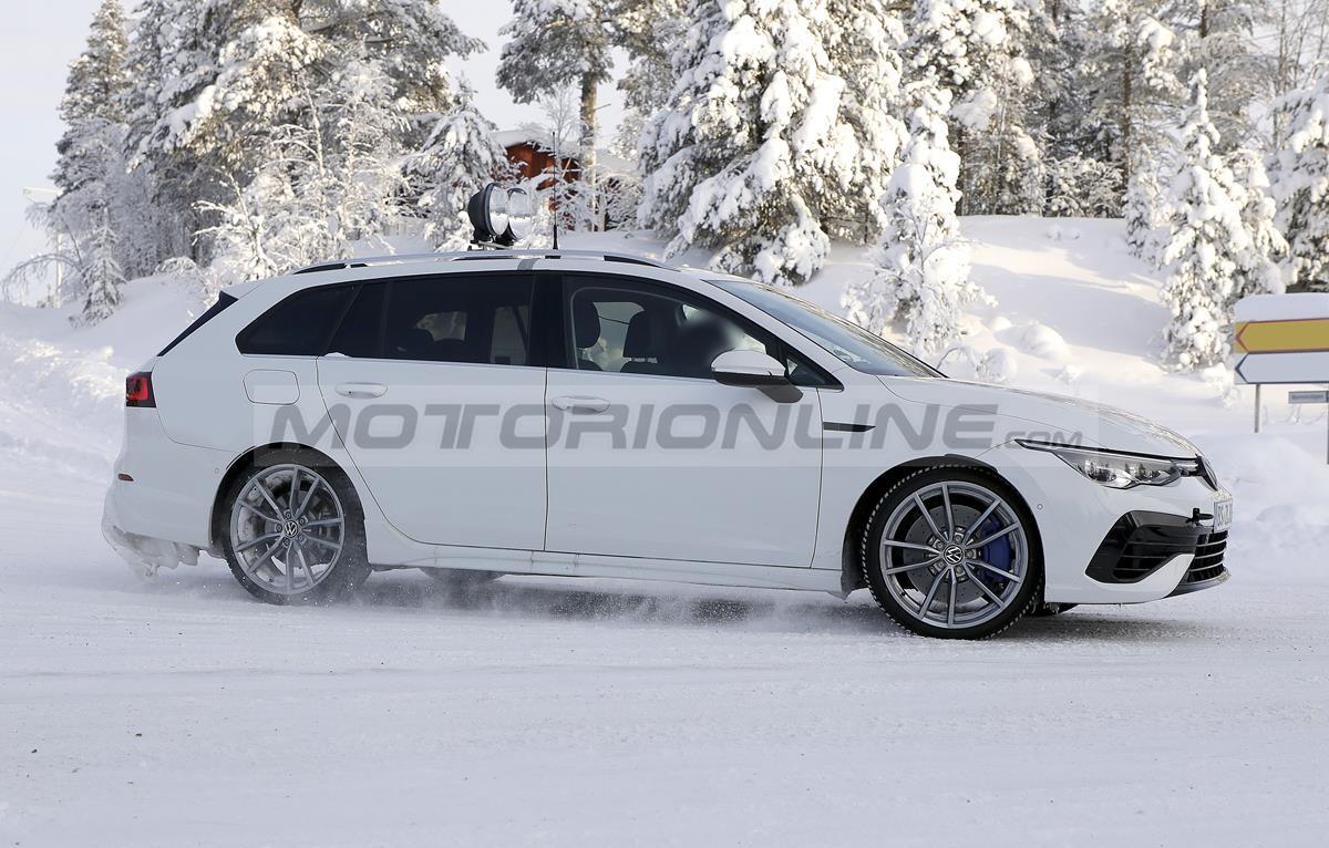 Volkswagen Golf R Variant 2021 - Foto spia 18-02-2021