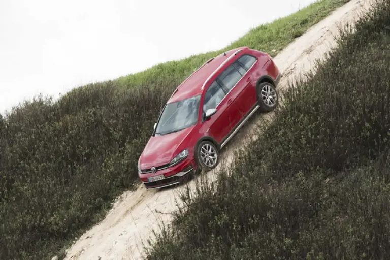 Volkswagen Golf Variant Alltrack, GTD, R: primo contatto - 2