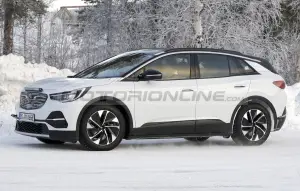 Volkswagen ID 4 - Foto spia 14-02-2020