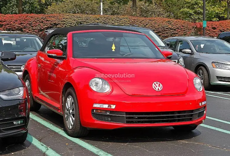 Volkswagen Maggiolino Cabrio 2014 - Foto spia 18-9-2012 - 6