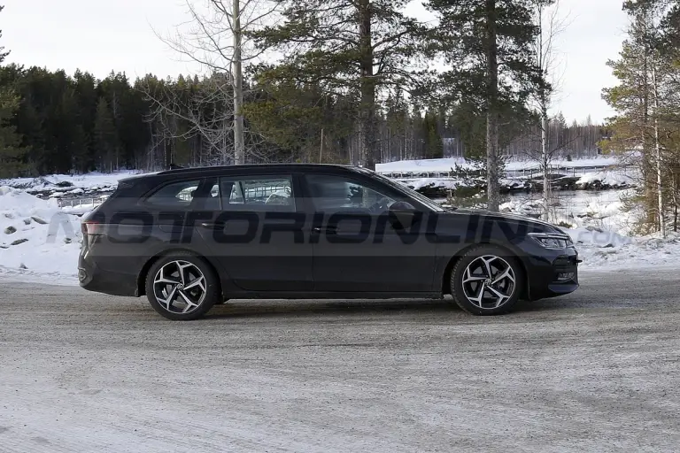 Volkswagen Passat 2024 - Foto Spia 04-03-2022 - 11