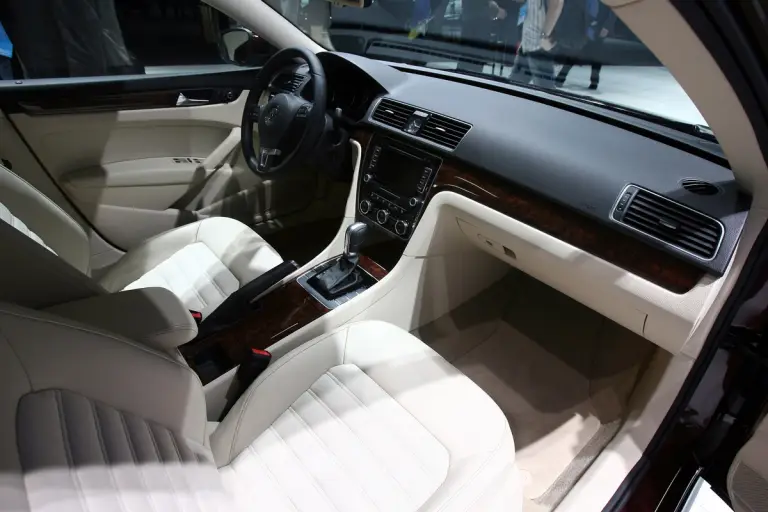 Volkswagen Passat - Detroit 2011 - 14