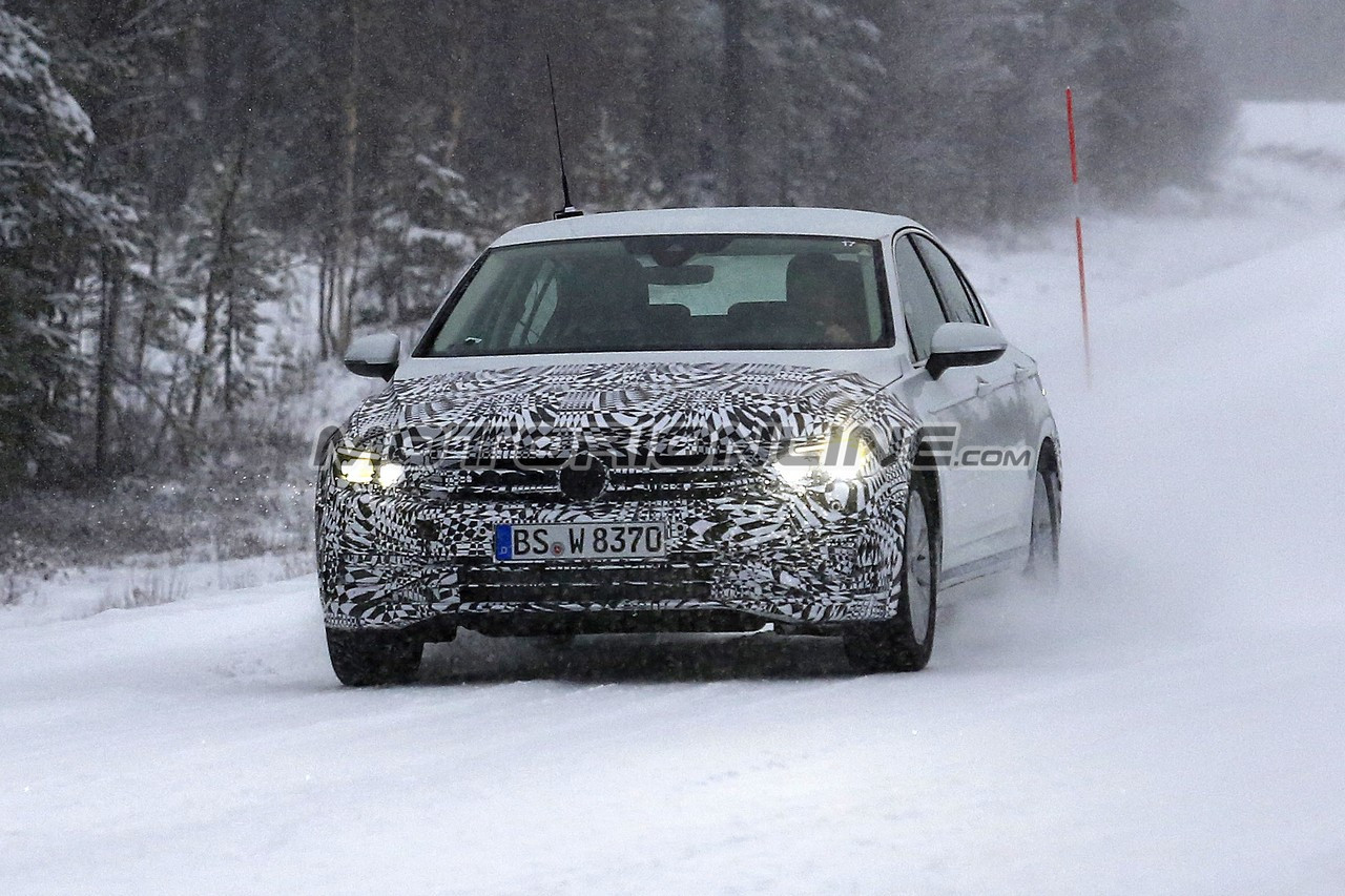 Volkswagen Passat MY 2019 foto spia 6 dicembre 2018
