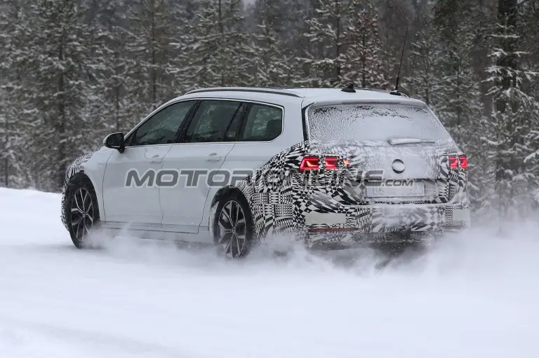 Volkswagen Passat MY 2019 foto spia 6 dicembre 2018 - 17