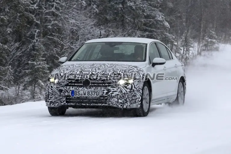 Volkswagen Passat MY 2019 foto spia 6 dicembre 2018 - 2