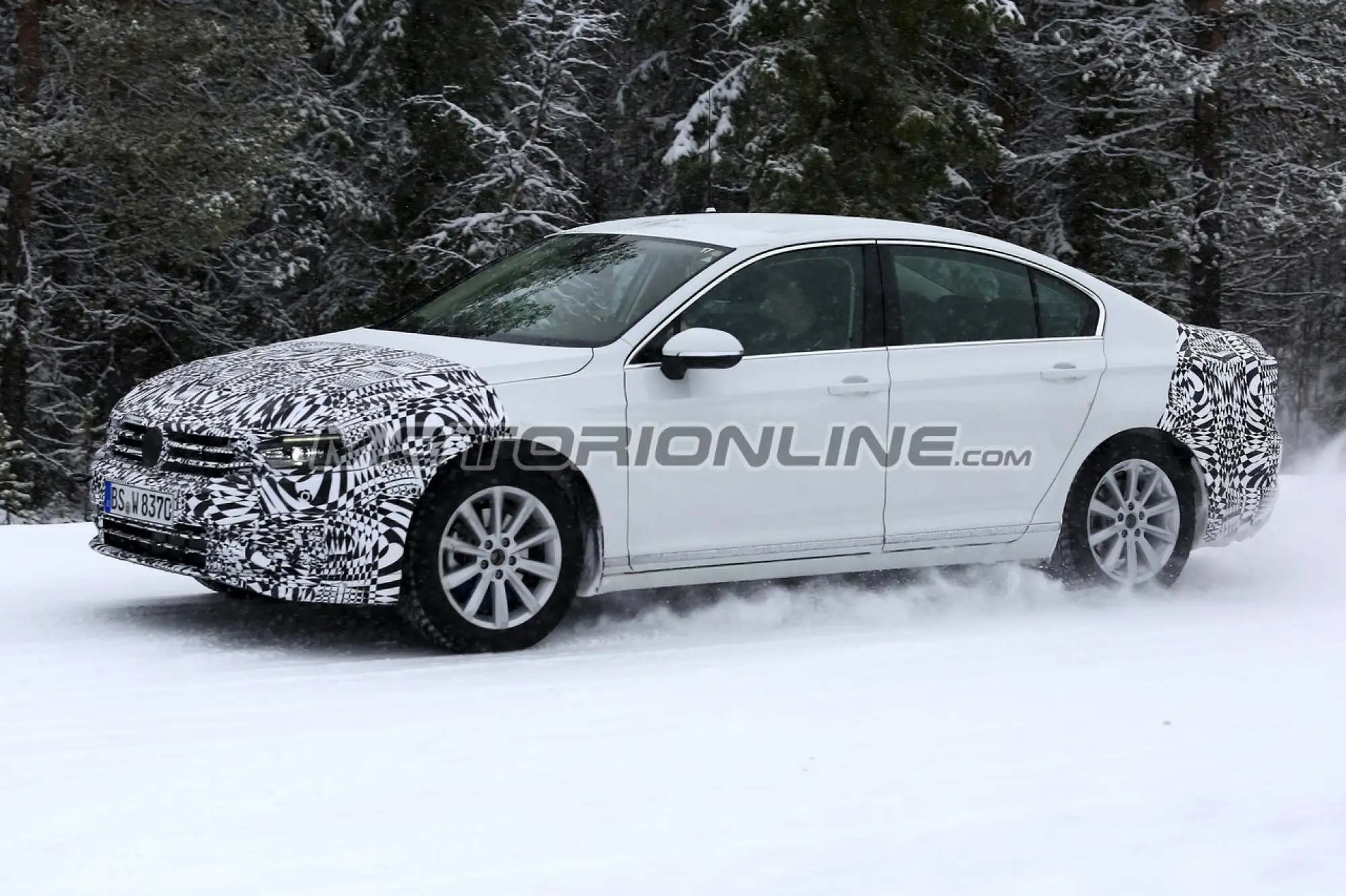 Volkswagen Passat MY 2019 foto spia 6 dicembre 2018 - 4