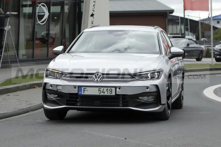 Volkswagen Passat Variant 2024 - Foto Spia 19-10-2022 - 9