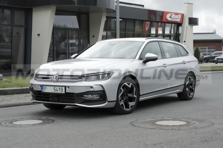 Volkswagen Passat Variant 2024 - Foto Spia 19-10-2022 - 11