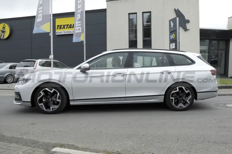 Volkswagen Passat Variant 2024 - Foto Spia 19-10-2022 - 13